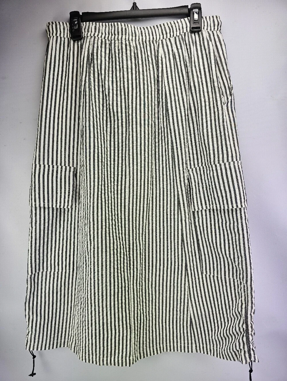 Tulip Brand Vienna Women's Seersucker Gray and White Stripe Cargo Skirt Medium